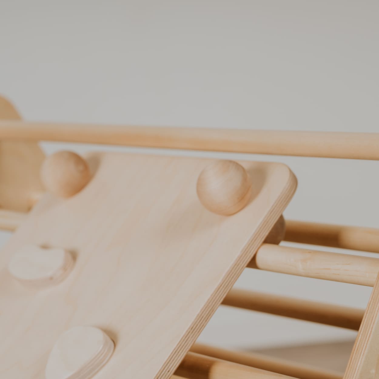 close up of leg&go wooden ramp attached to Pikler triangle