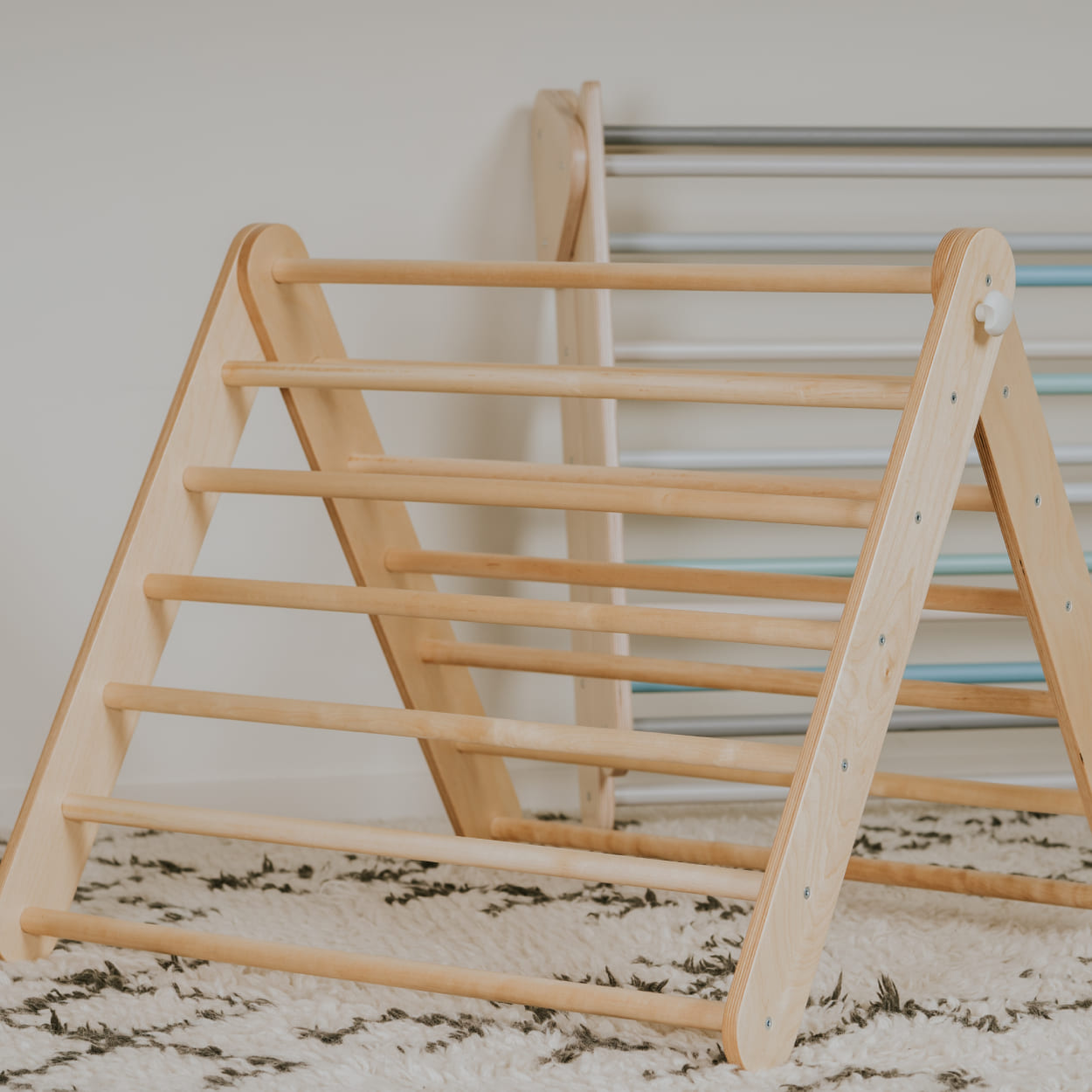 climbing triangle that can be transformed in Swedish ladder.