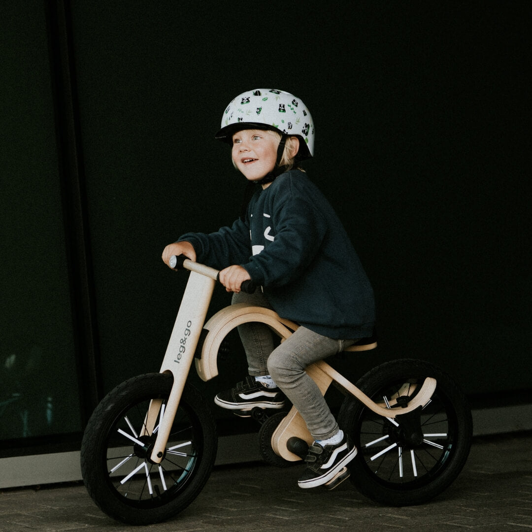 Child riding leg&go balance bike with spoke reflectors for better visibility
