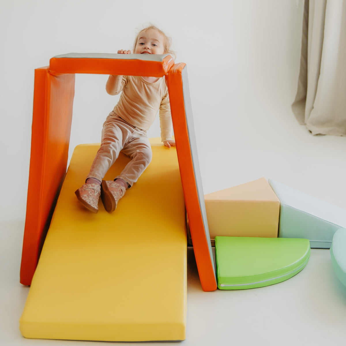 Indoor obstacle course built with the Kubo Blocks MATO foldable play mat and colourful soft play blocks