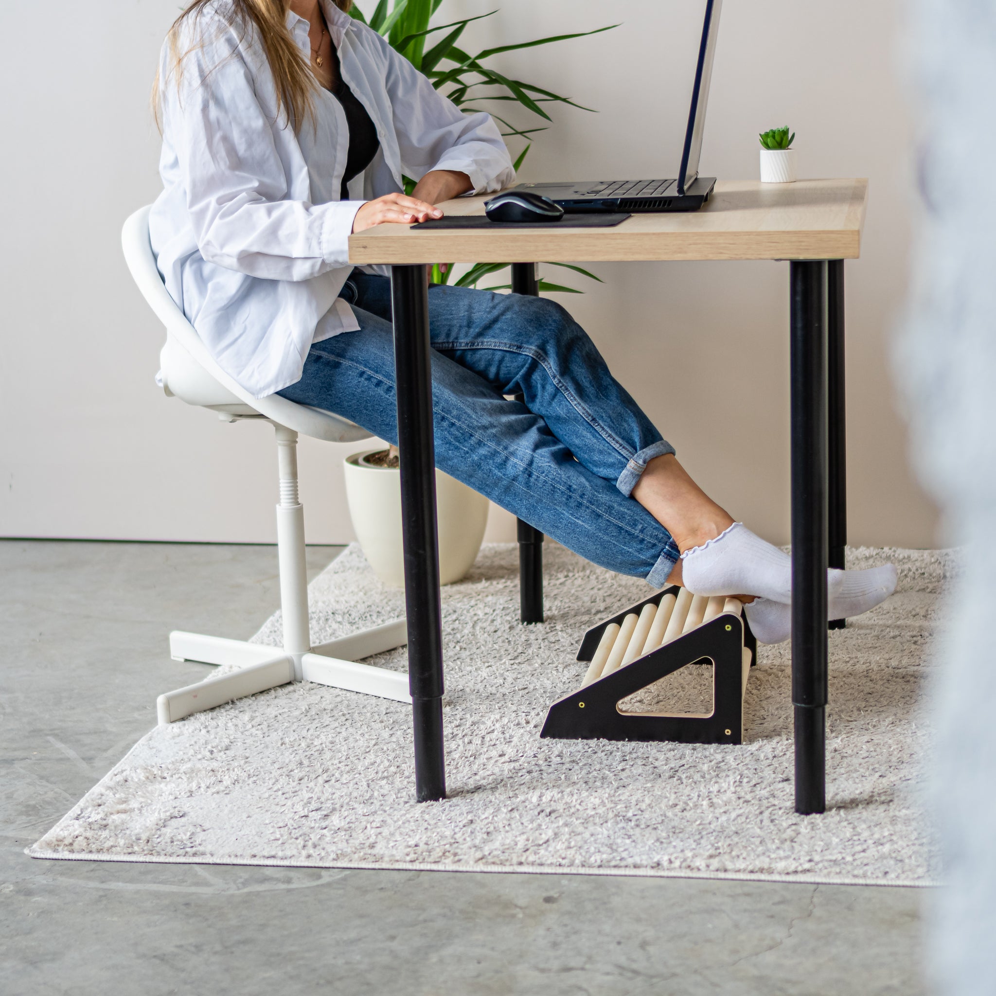 Wooden footrest roller for improved posture and comfort while sitting
